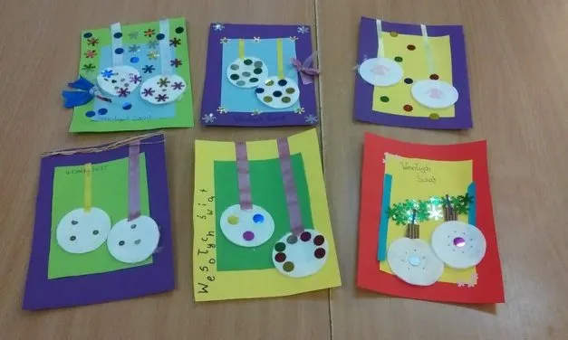 materiały plastyczne do robienia zaproszeń DIY kolorowy papier nożyczki klej