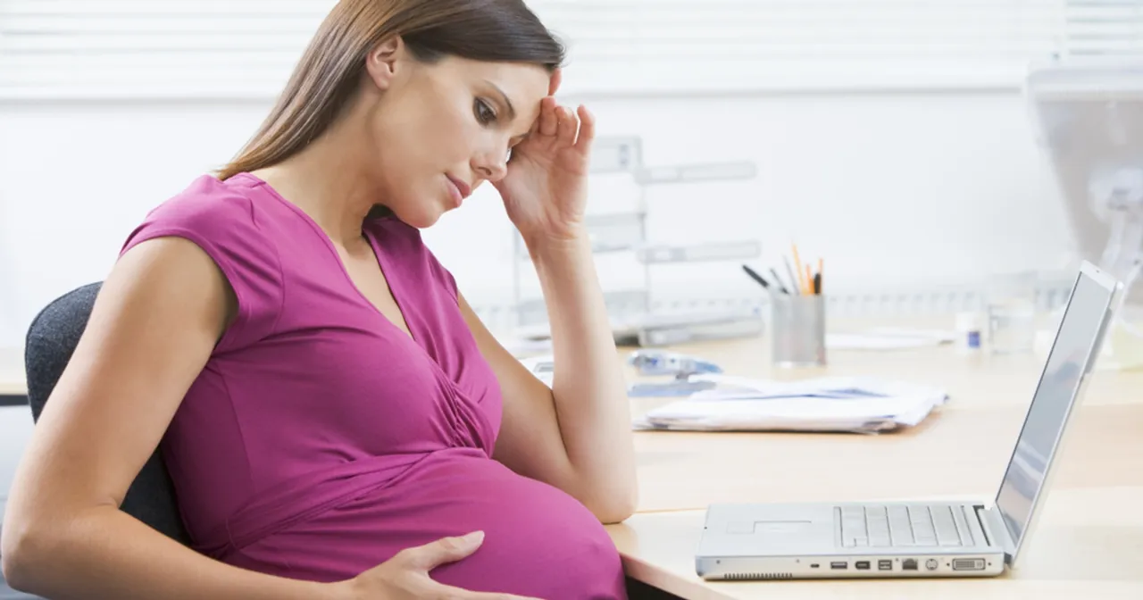 kobieta w ciąży z dokumentami ZUS