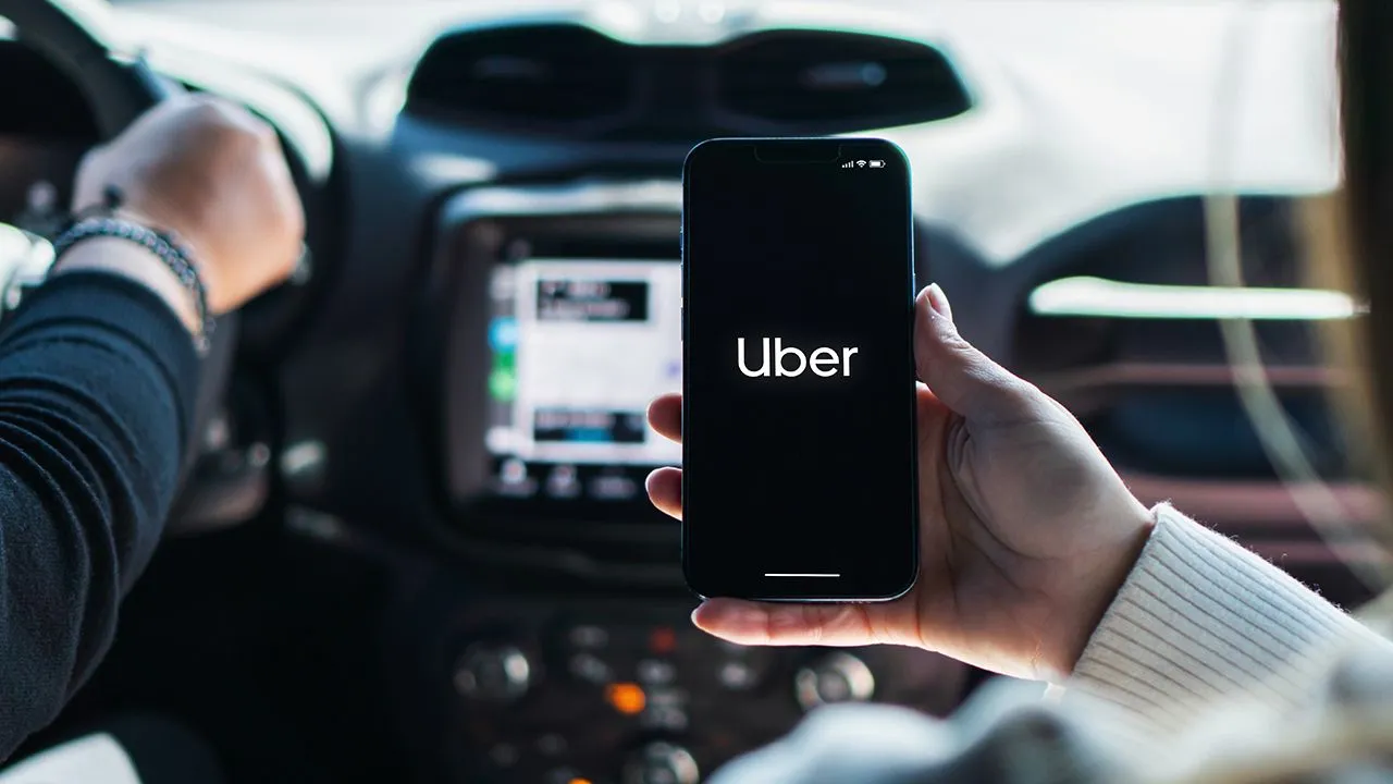 kierowca ubera analizujący koszty na smartfonie