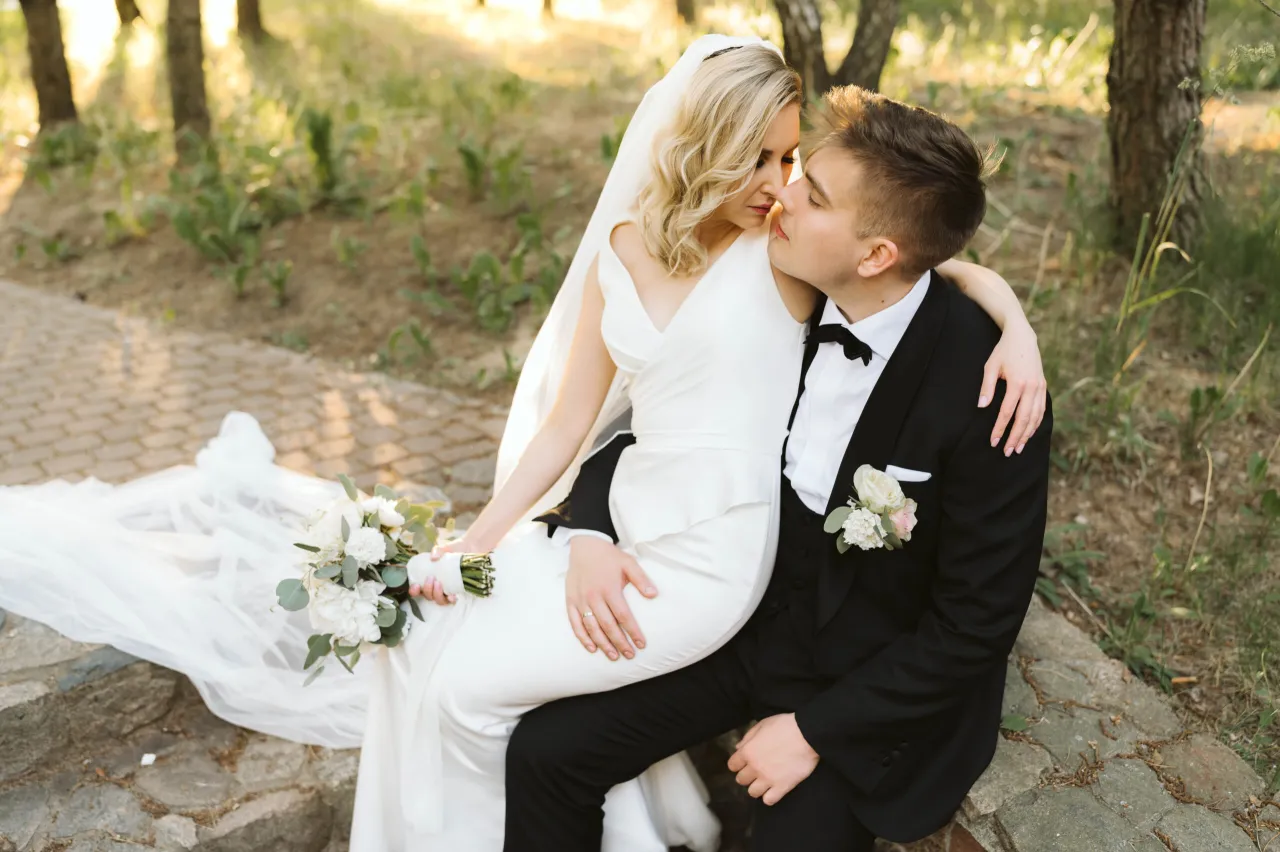 Para młoda rozmawiająca z fotografem, uśmiechnięta, z folderem