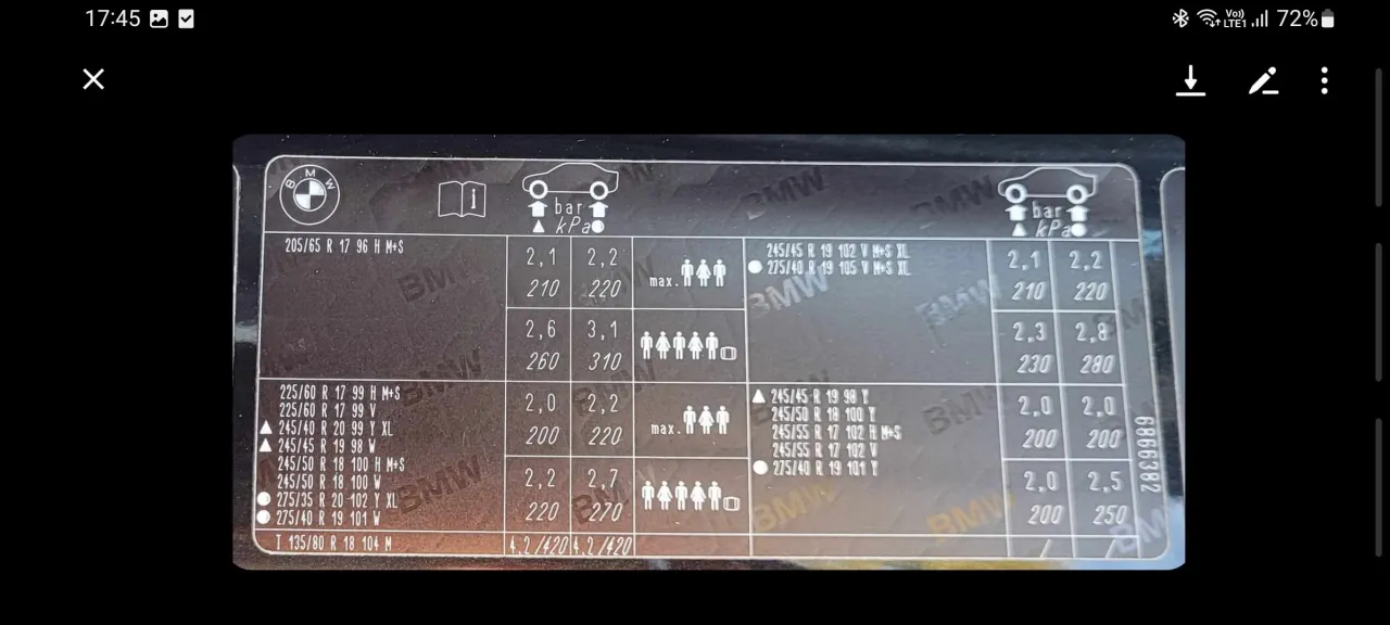 Naklejka z informacjami o ciśnieniu w oponach dla BMW X3 xDrive. Znajdziesz tu rozmiary opon i zalecane ciśnienie dla r&oacute;żnych obciążeń.