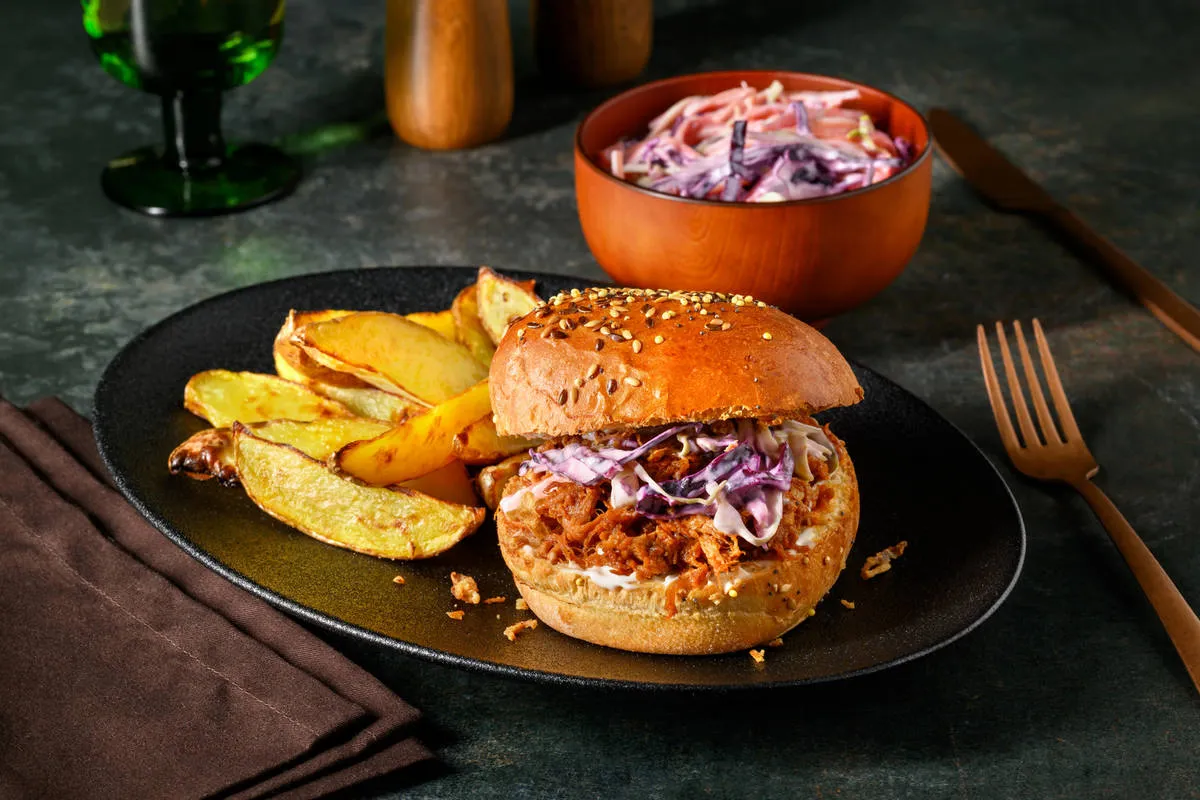 burger au porc effiloché avec coleslaw et pickles dans un pain brioché