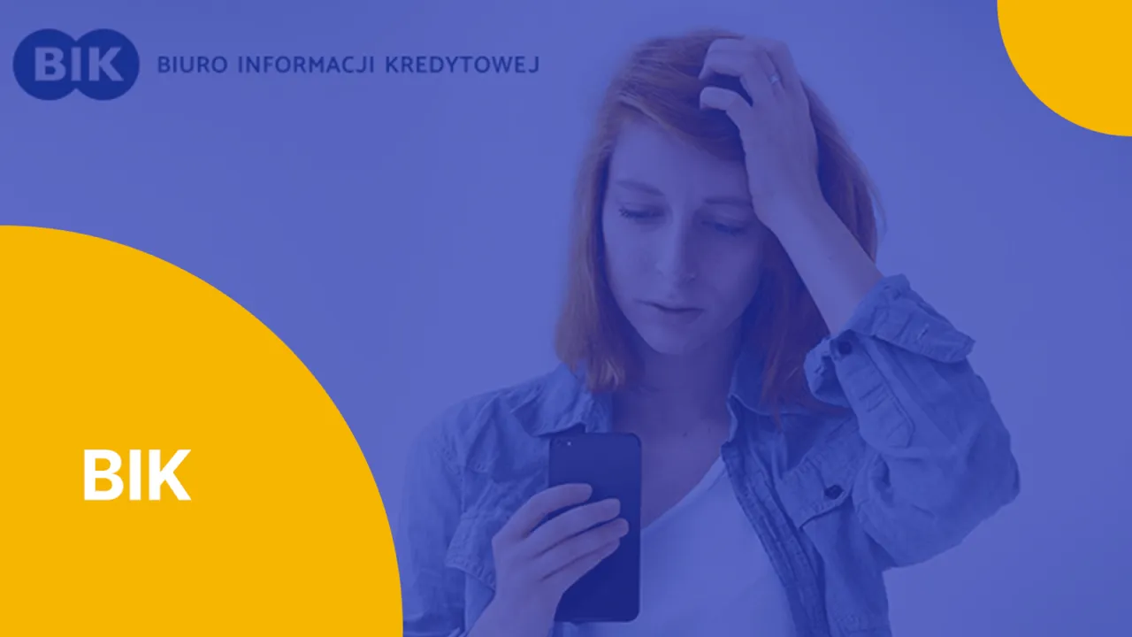 Zmartwiona kobieta z telefonem w dłoni. Czy BIK alerty czy warto? Logo BIK.