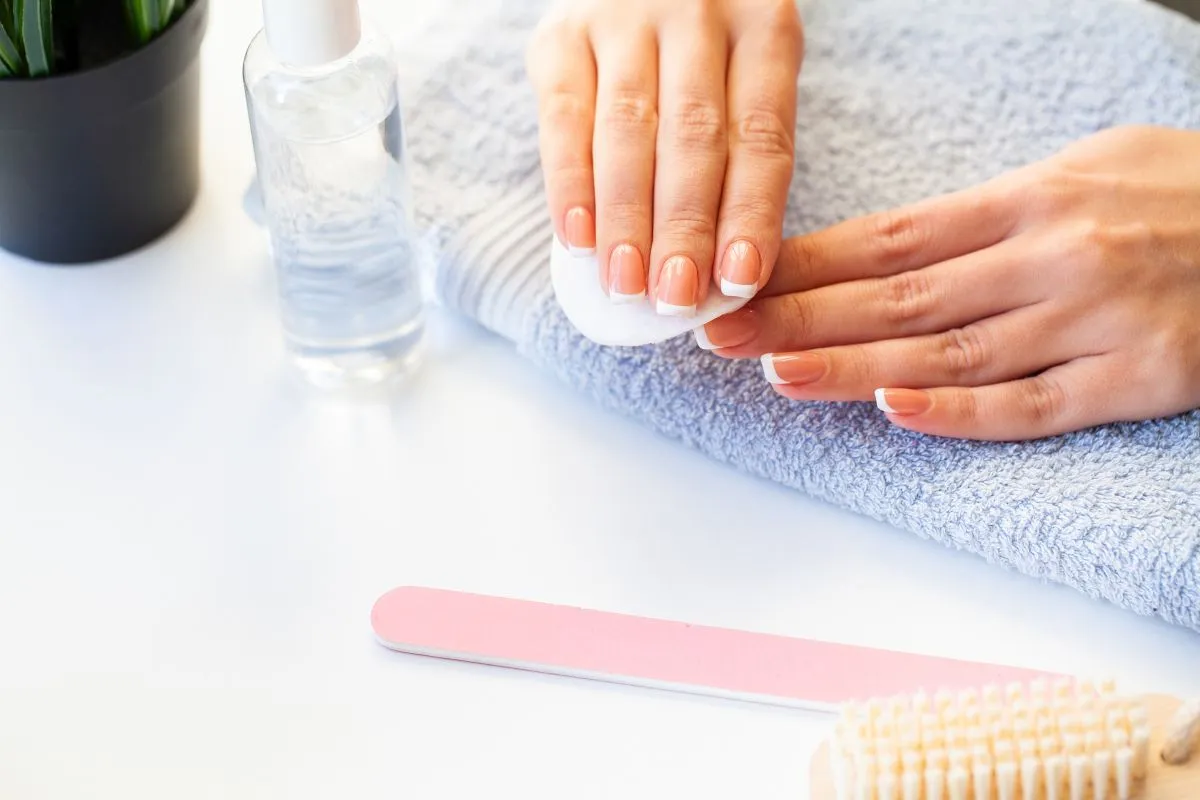 kroki czyszczenia paznokci szczoteczką