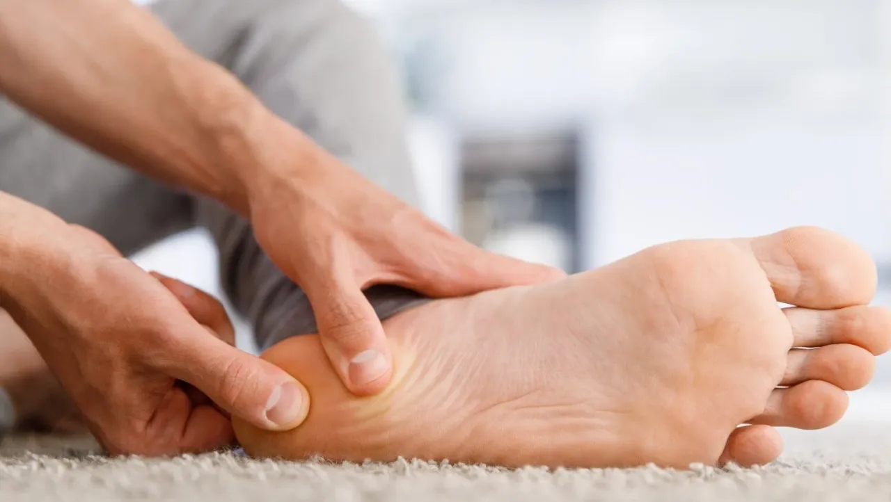 Lekarz przepisujący leki na zapalenie powięzi podeszwowej