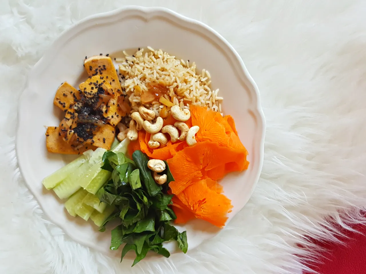 Idealne co na obiad dietetycznie: ryż, pieczone tofu z czarnym sezamem, marchewka, og&oacute;rek i zielone liście. Smacznie i zdrowo!