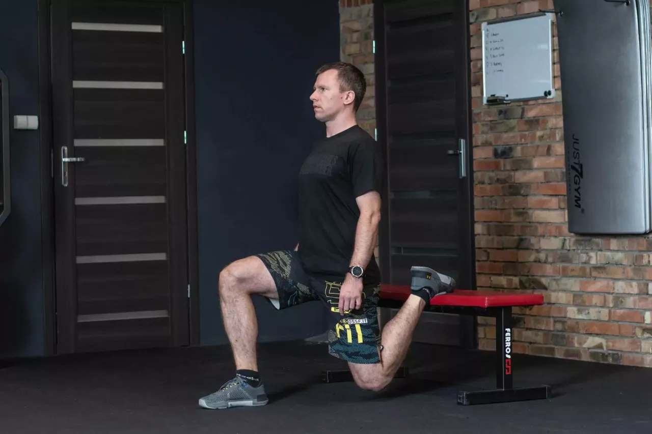 Osoba wykonująca Full Body Workout w domu