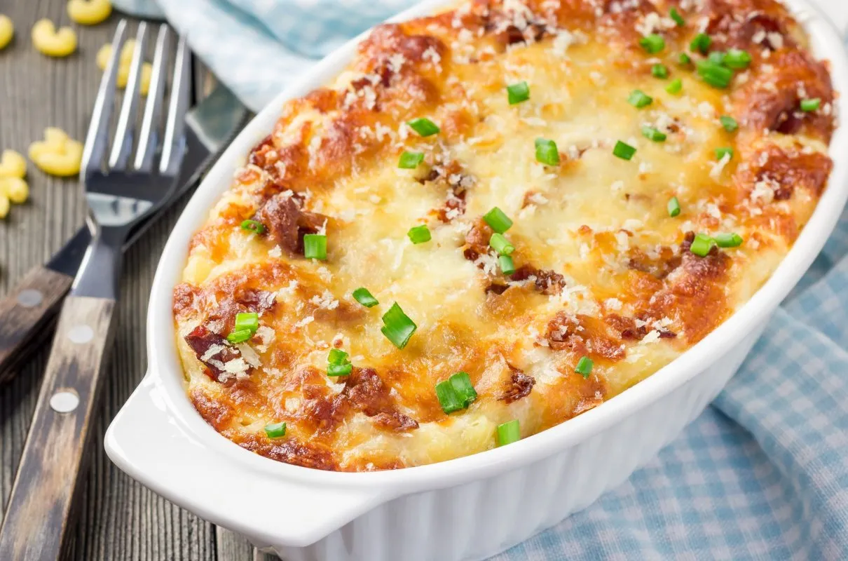 zapiekanka makaronowa z sosem serowym ciągnący ser