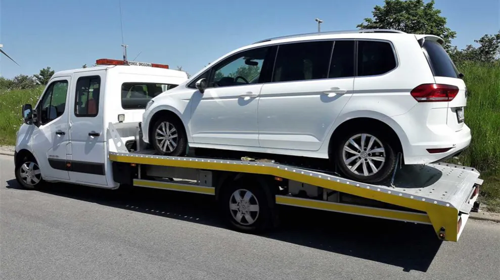 różne typy lawet holujących samochody osobowe i dostawcze