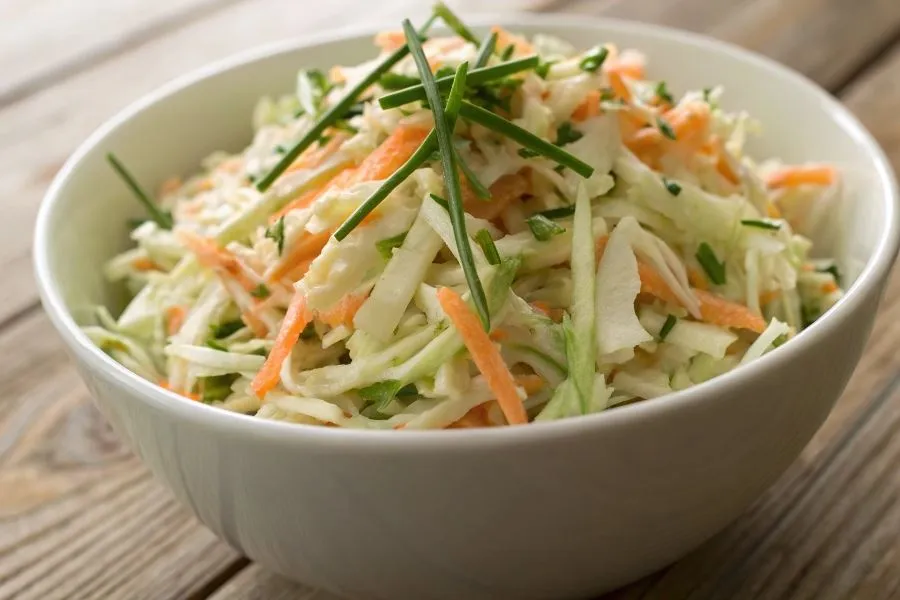 różne warianty surówki z selera, surówka z selera z marchewką, surówka z selera z orzechami