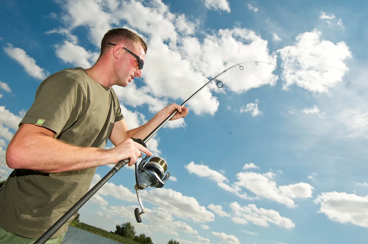 wędkarz karpiowy zarzucający wędkę