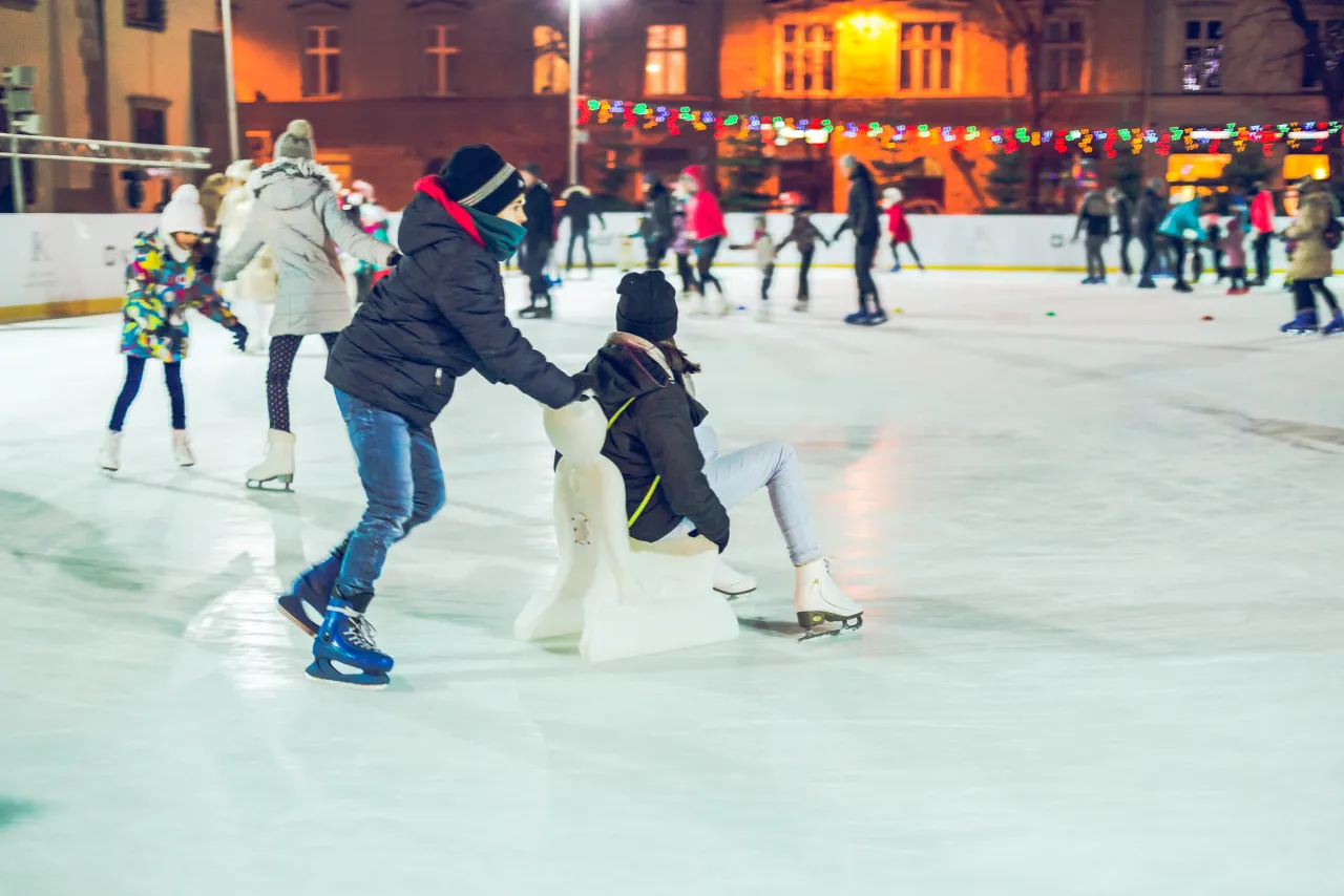 dzieci na lodowisku w Krakowie zimą