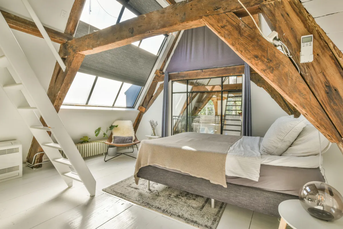 jasne wnętrza poddasza ze skosami, lustra na poddaszu