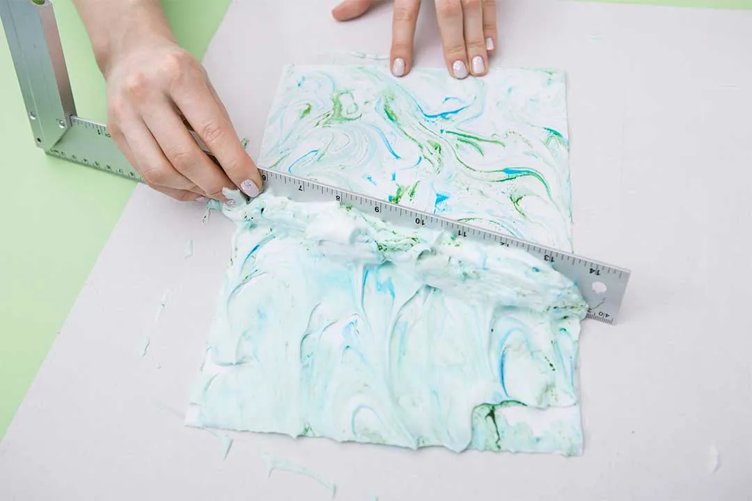 dziecko maluje na piance do golenia papier marmurkowy