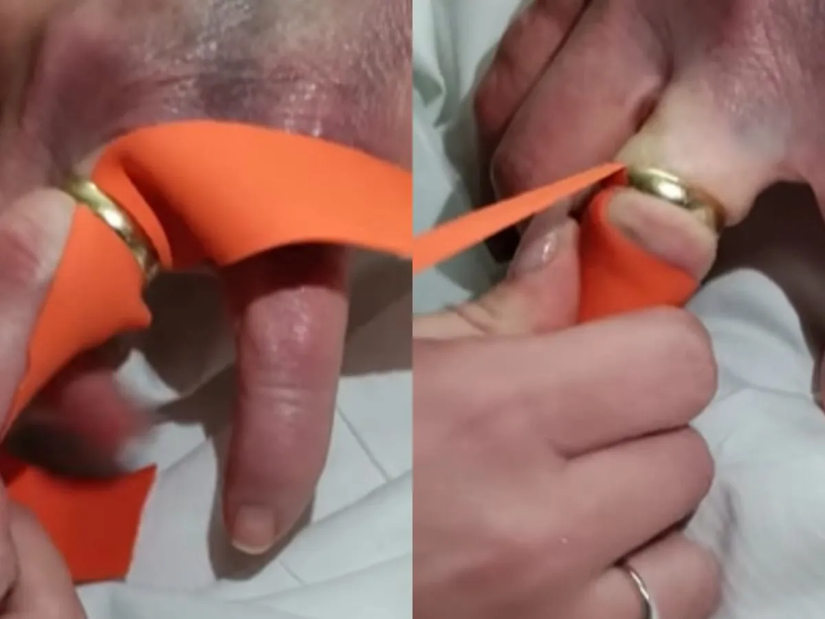 Osoba zdejmująca obrączkę z palca za pomocą mydła