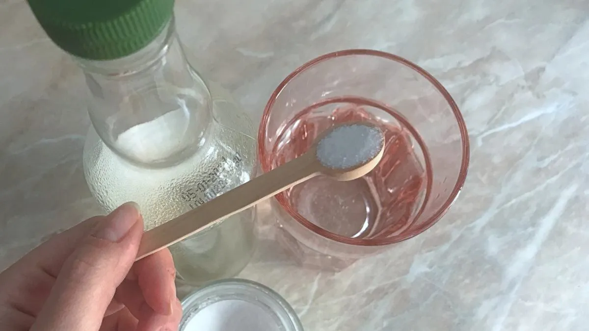 soda oczyszczona sól i ocet w miseczkach do domowych porządków