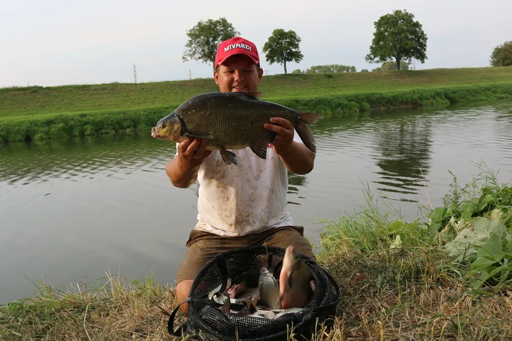 wędkarz nad stawem ze spławikiem