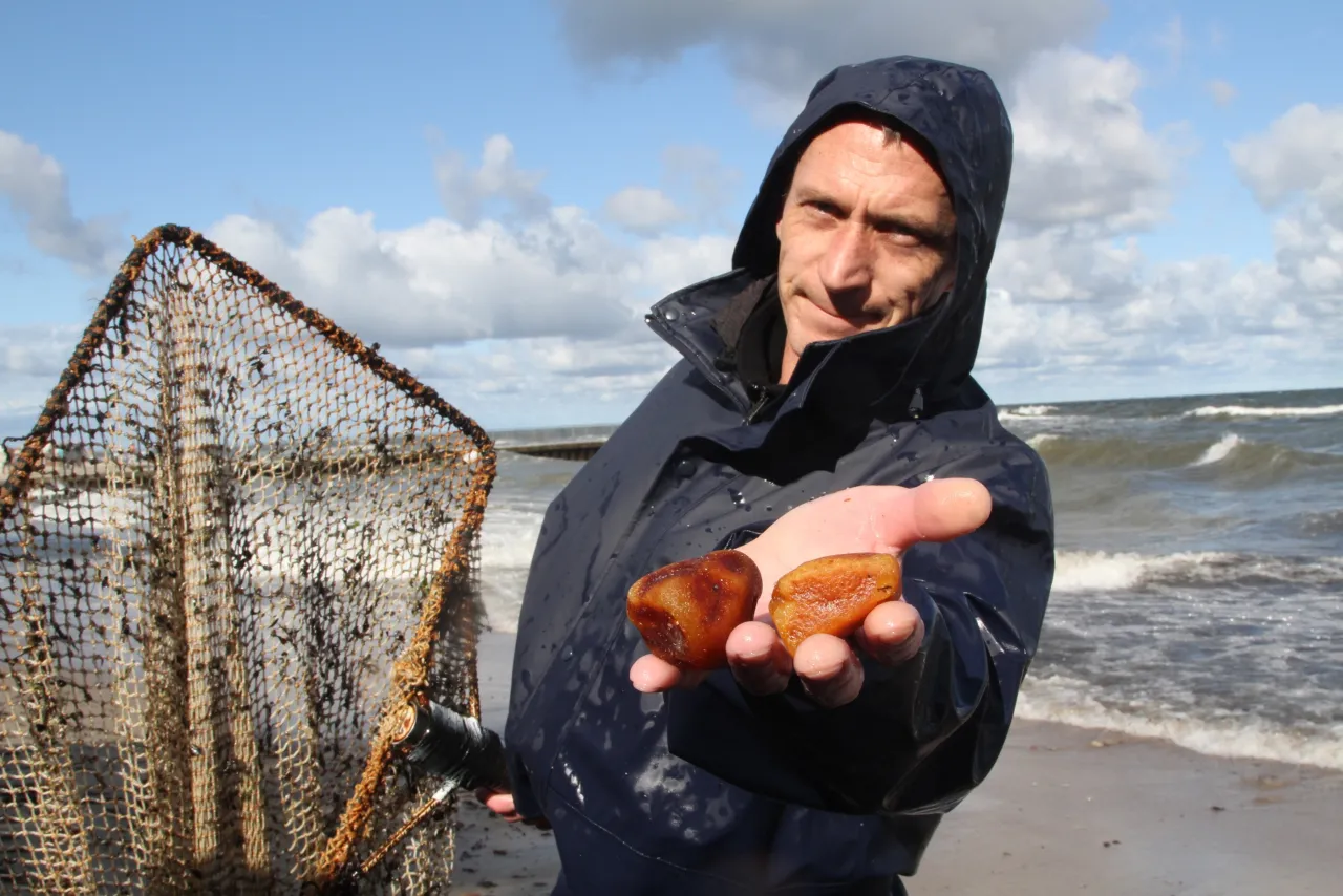 Bałtyk po sztormie bursztyn