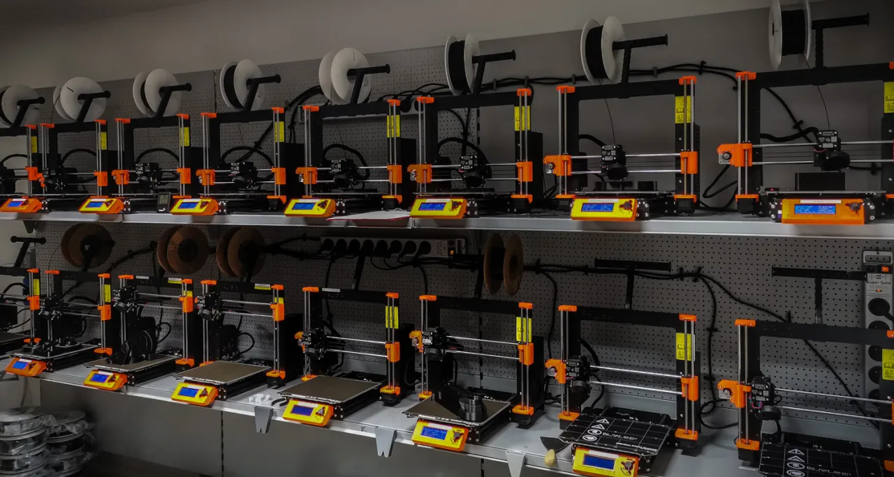 osoba zastanawiająca się gdzie wydrukować dokumenty