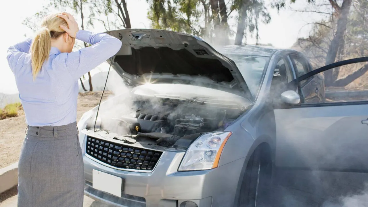 przegrzany silnik dym spod maski