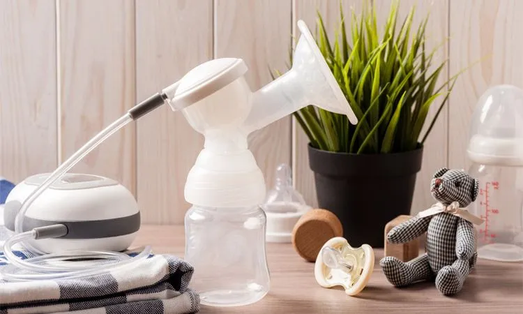 kobieta odciągająca pokarm laktatorem do ulgi