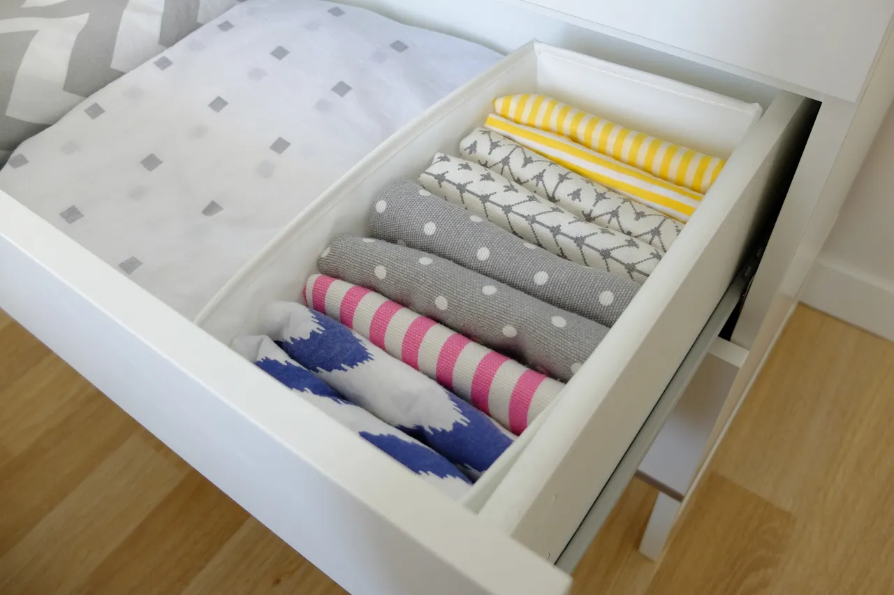 pionowe przechowywanie ubrań w szufladzie