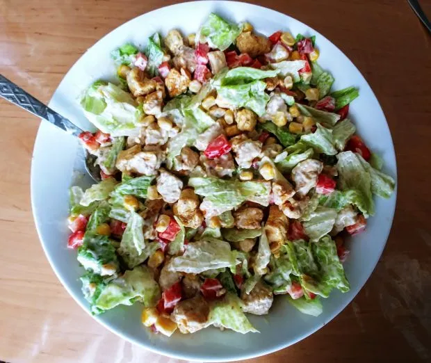 r&oacute;żne sosy do sałatki z kurczakiem