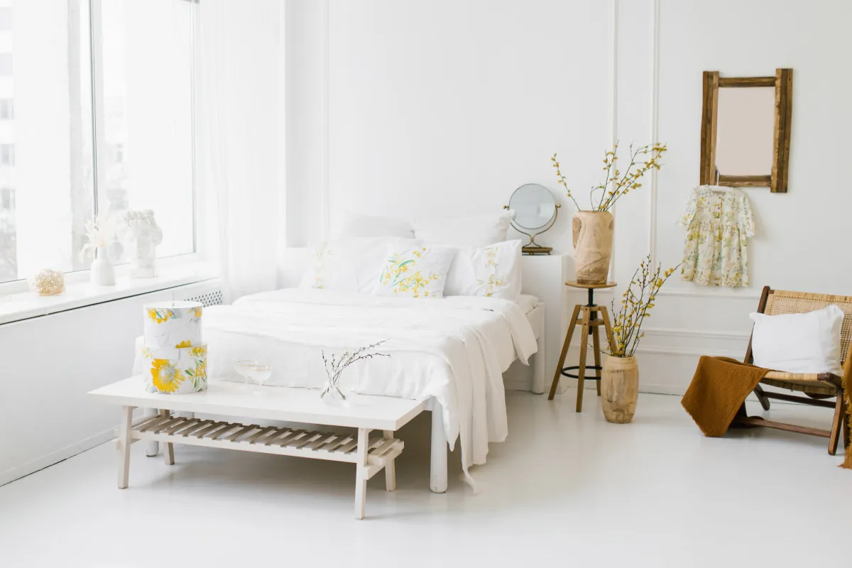 sypialnia białe meble ciepłe neutrale