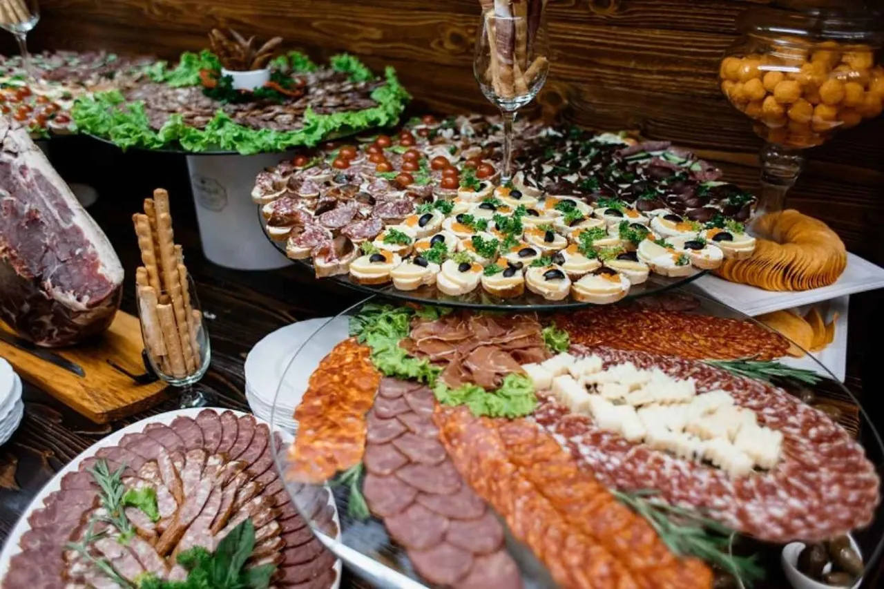 st&oacute;ł wiejski na weselu z tradycyjnym jedzeniem