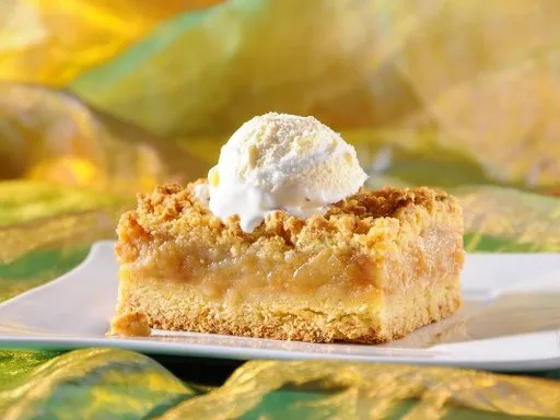 Szarlotka szczelnie zapakowana w pojemniku w lodówce