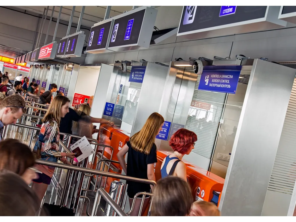 lotnisko terminal pasażerowie odprawa kontrola bezpieczeństwa
