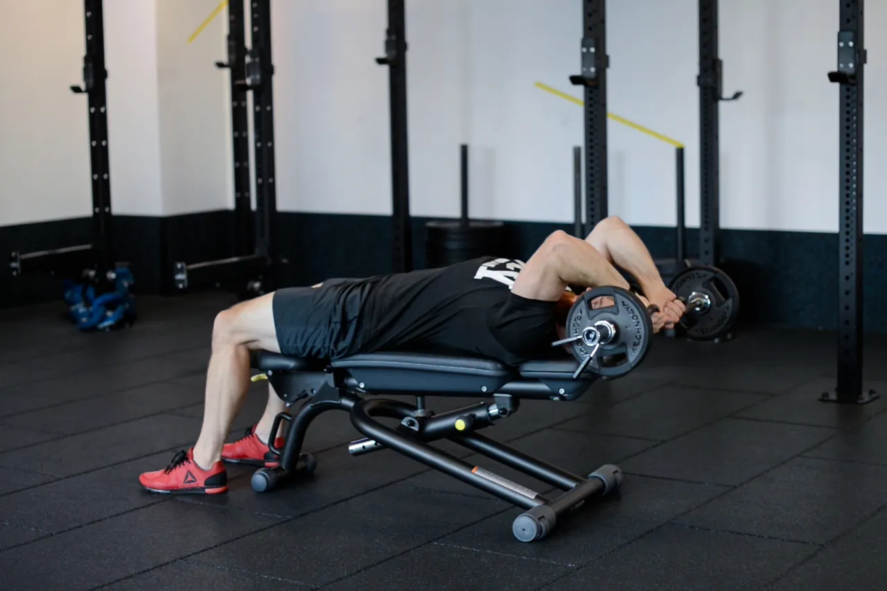 ćwiczenia na triceps na siłowni