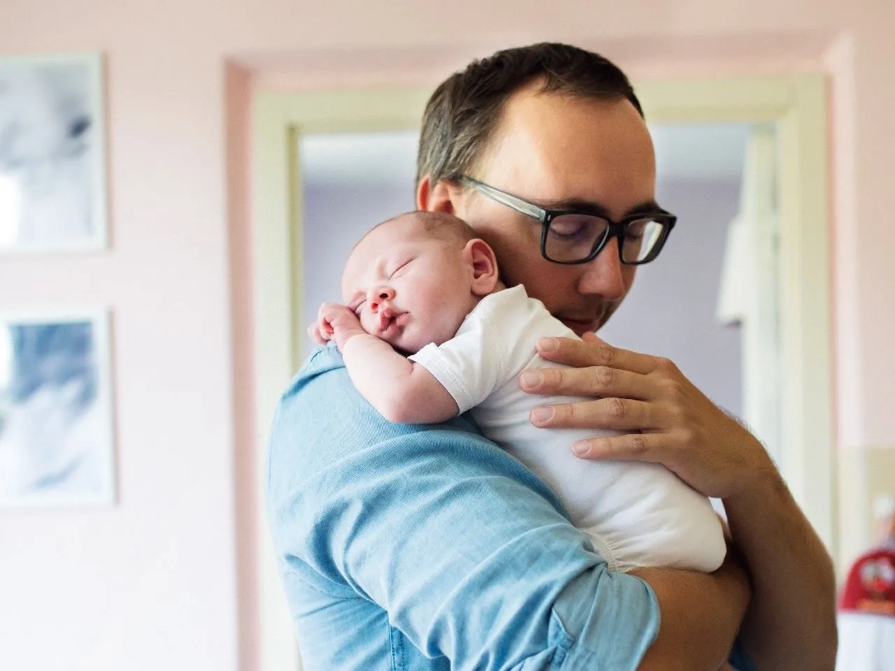 prawidłowe odbijanie noworodka po karmieniu