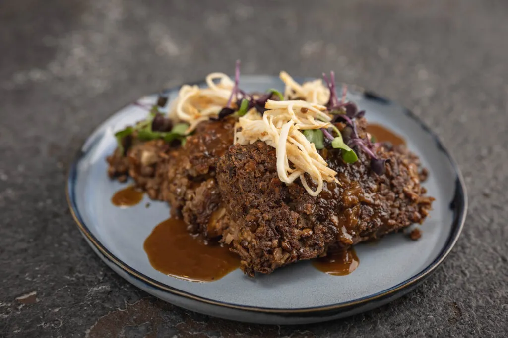 Herzhafter Nussbraten mit Pilzsauce