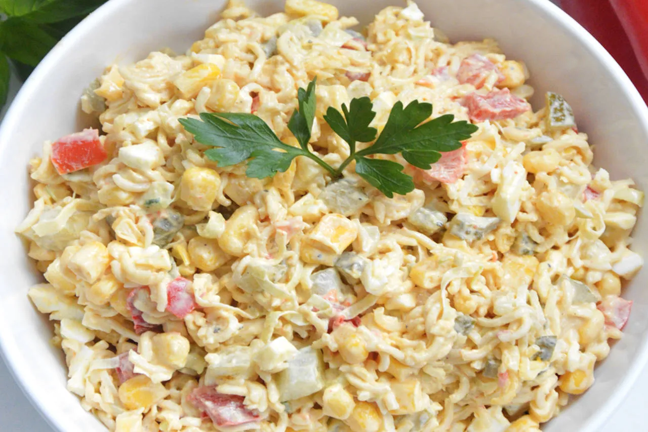 r&oacute;żne warianty sałatki z zupek chińskich