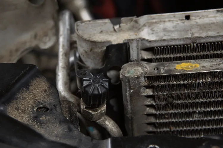 mechanik wymienia chłodnicę klimatyzacji