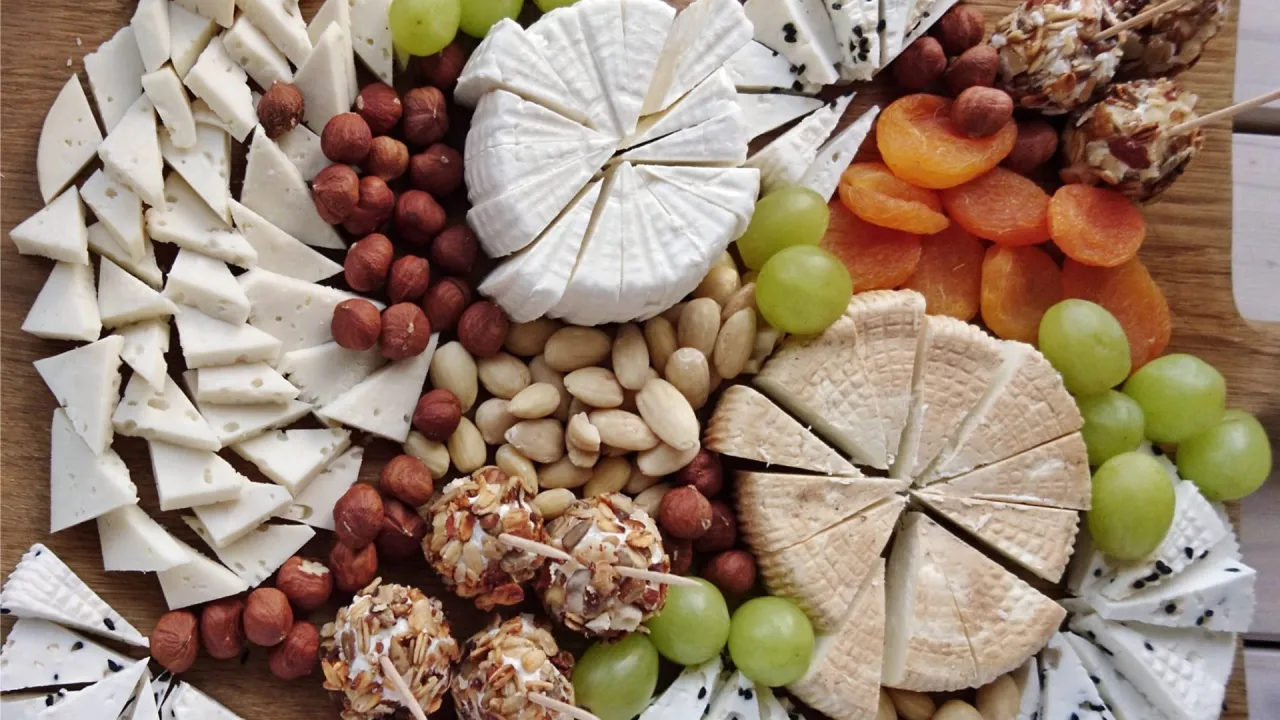 Węgierska deska ser&oacute;w z dodatkami