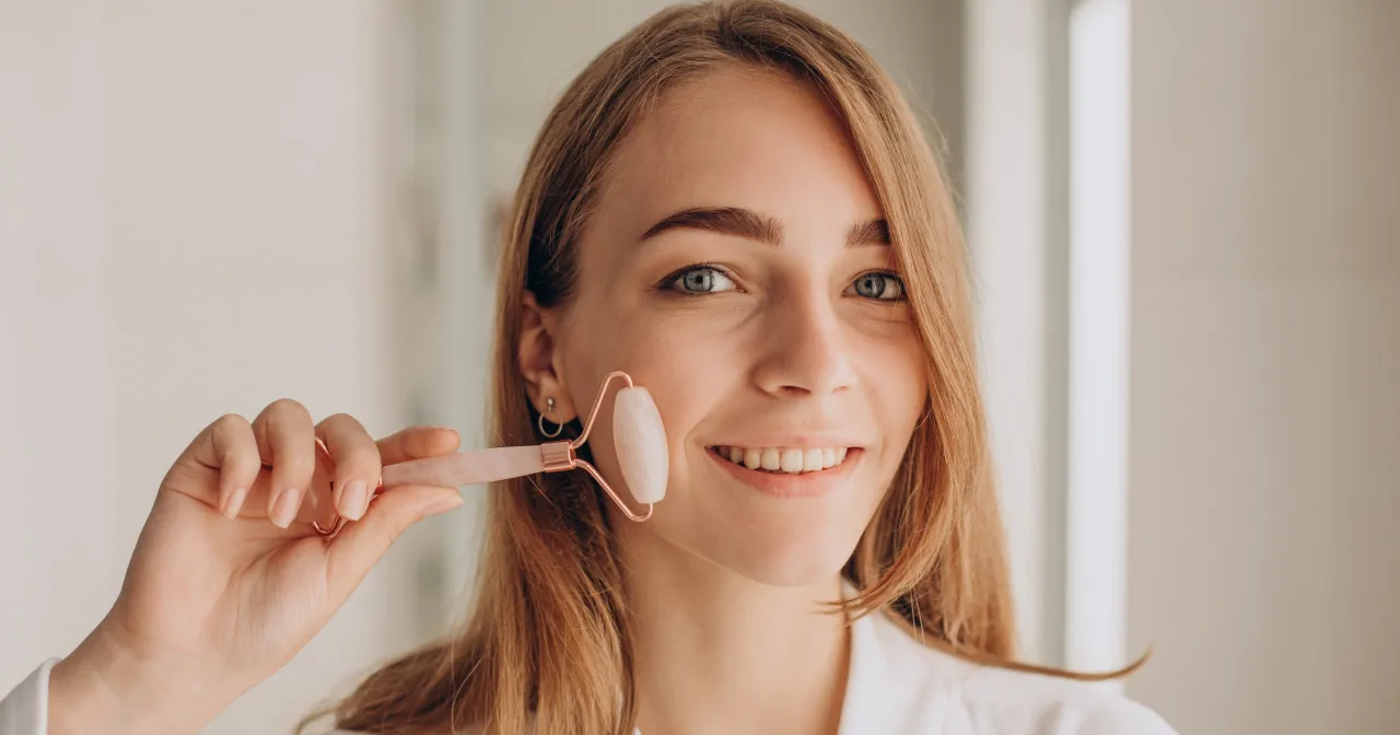 Kobieta używająca rollera rano i wieczorem