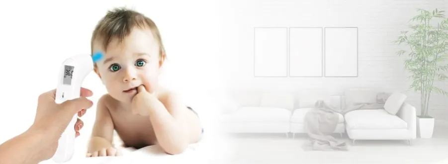 dziecko z termometrem, rodzic zastanawia się