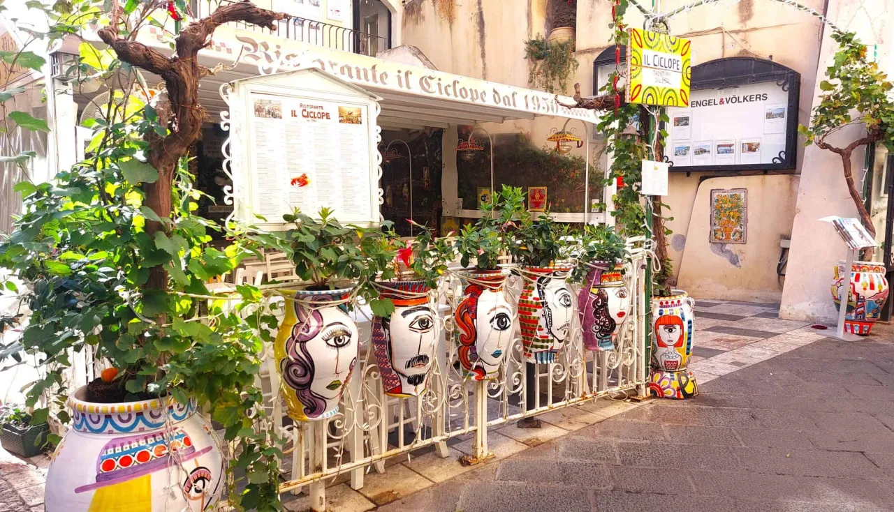 autentyczna sycylijska trattoria w Taorminie z kwiatami