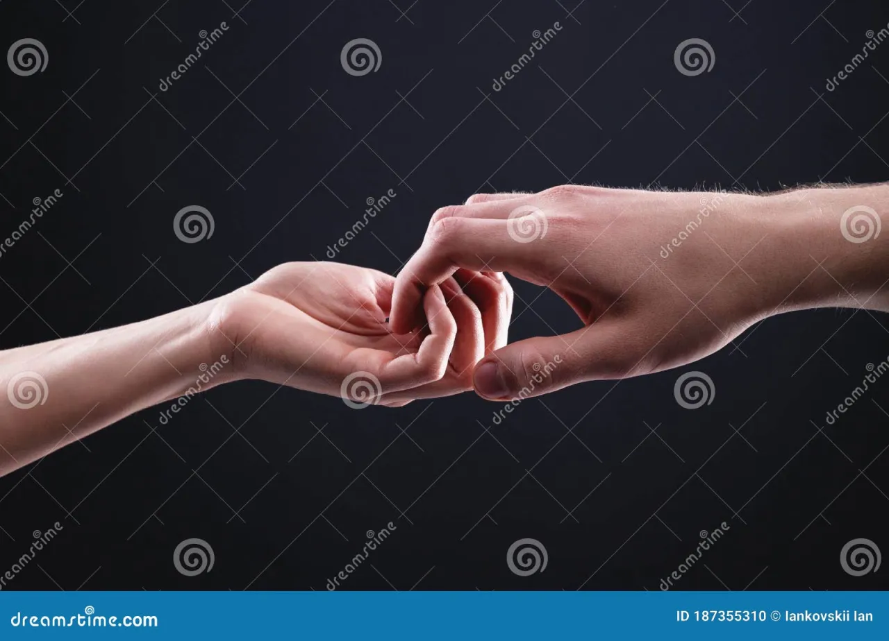 dwie osoby trzymające się za ręce na znak wsparcia