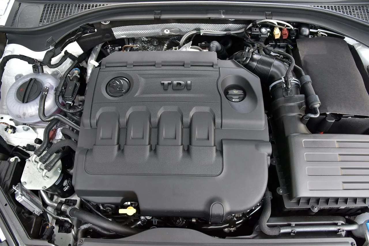 Skoda Superb silniki grafika porównawcza