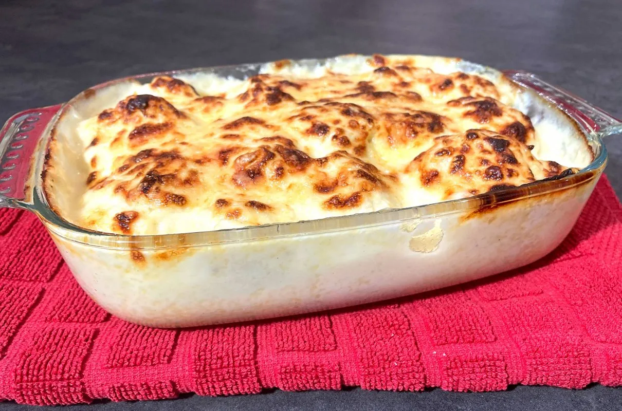 Zapiekanka z kalafiora z serem na stole