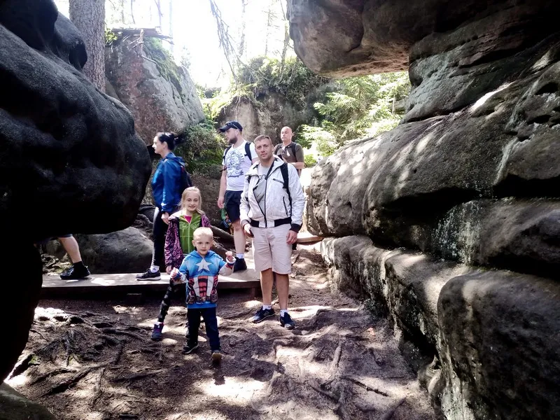 Dzieci bawiące się w Błędnych Skałach lub na Szczelińcu w Górach Stołowych