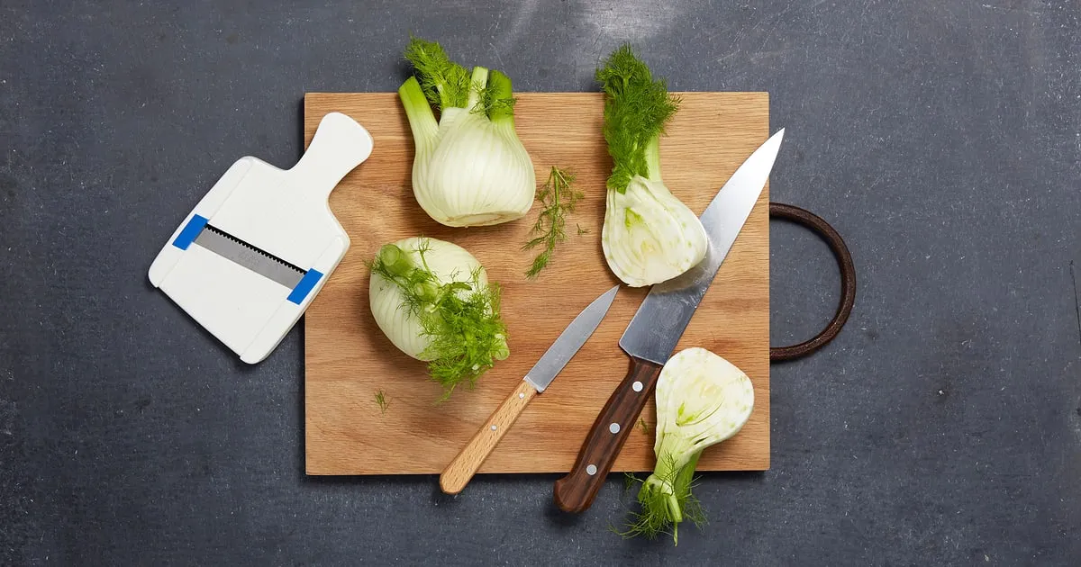 Fenchelknolle auf einem Schneidebrett mit Messer