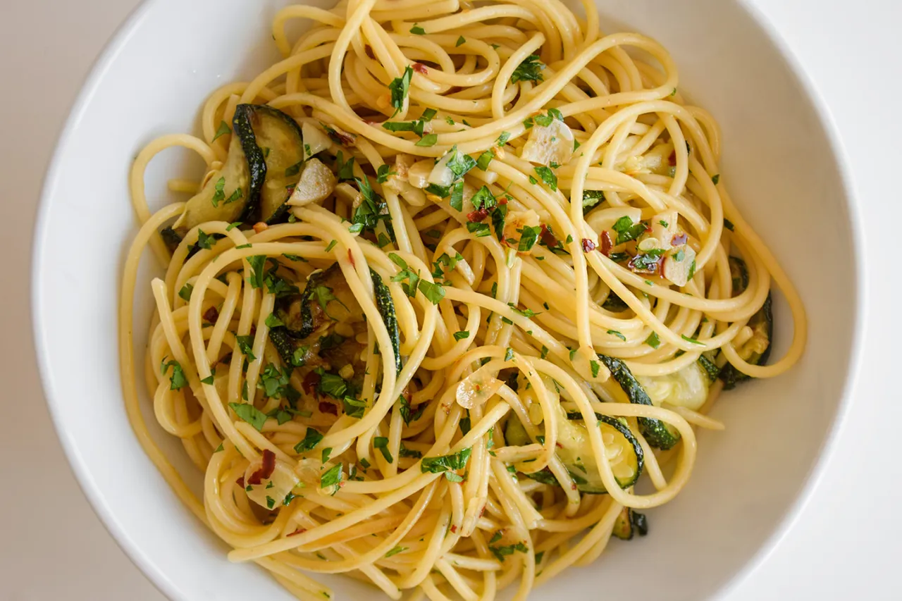 keto spaghetti aglio e olio z cukinii