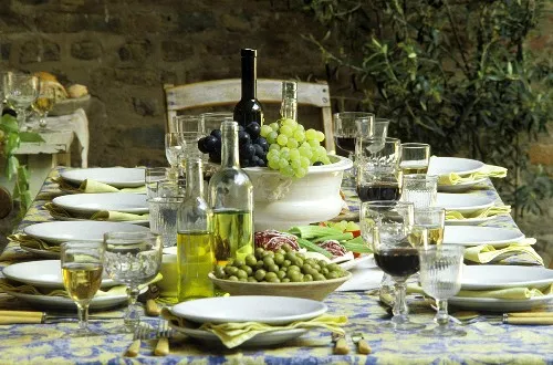 elegant gedeckter Tisch mit franz&ouml;sischen Speisen und Wein