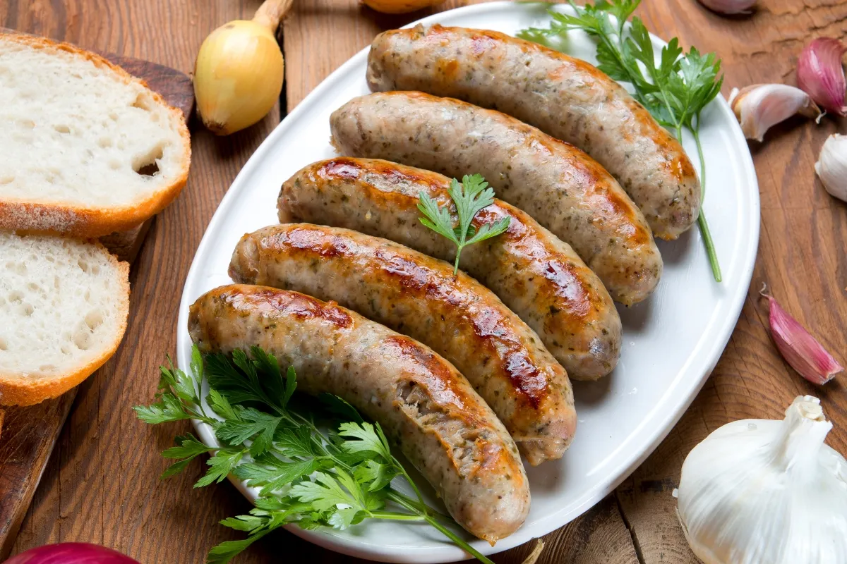 Biała kiełbasa w garnku z przyprawami