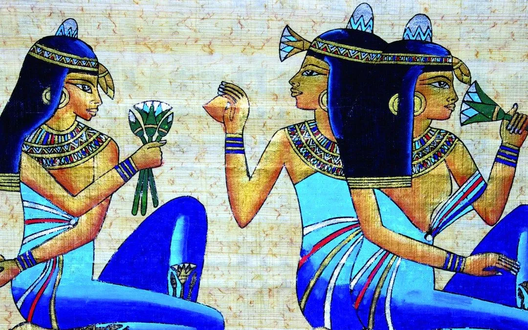 Kobieta w przewiewnych ubraniach na tle egipskiej świątyni