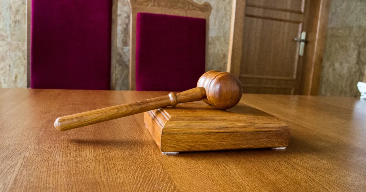 Sędzia młotek st&oacute;ł sądowy kalendarz daty